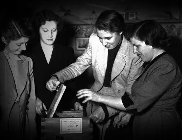 Mujer abriendo urna en 1951.